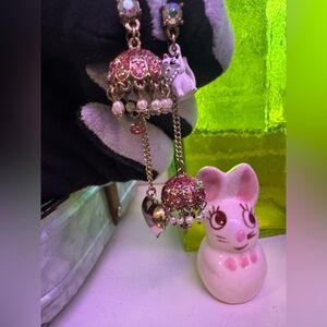 Betsy Johnson! Iconic jewelry fun!🤩 such a cute pair of kitty earrings?🤩